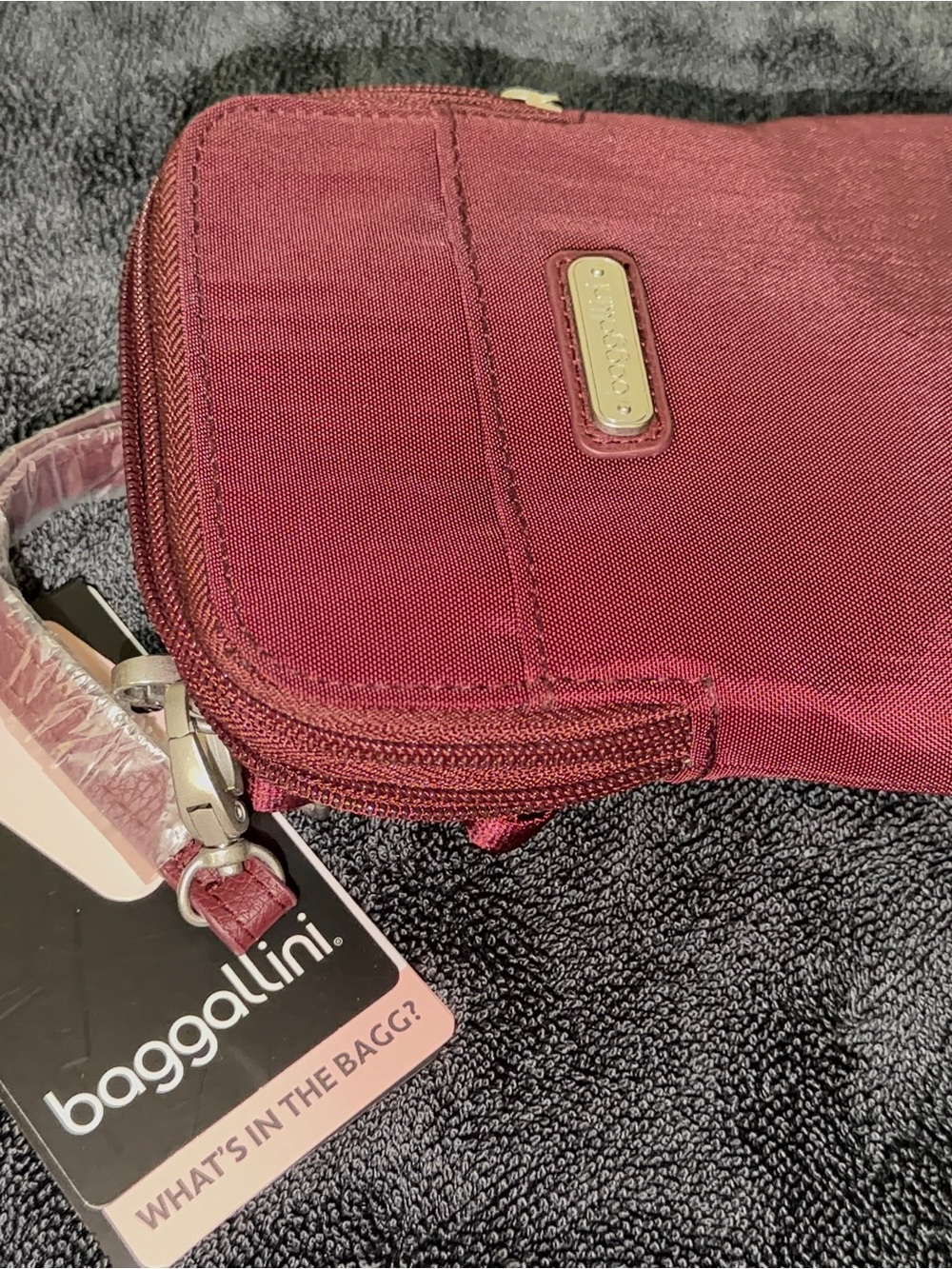 baggallini Take Two RFID Burgundy Small Crossbody Bag Water-repellent , Strap